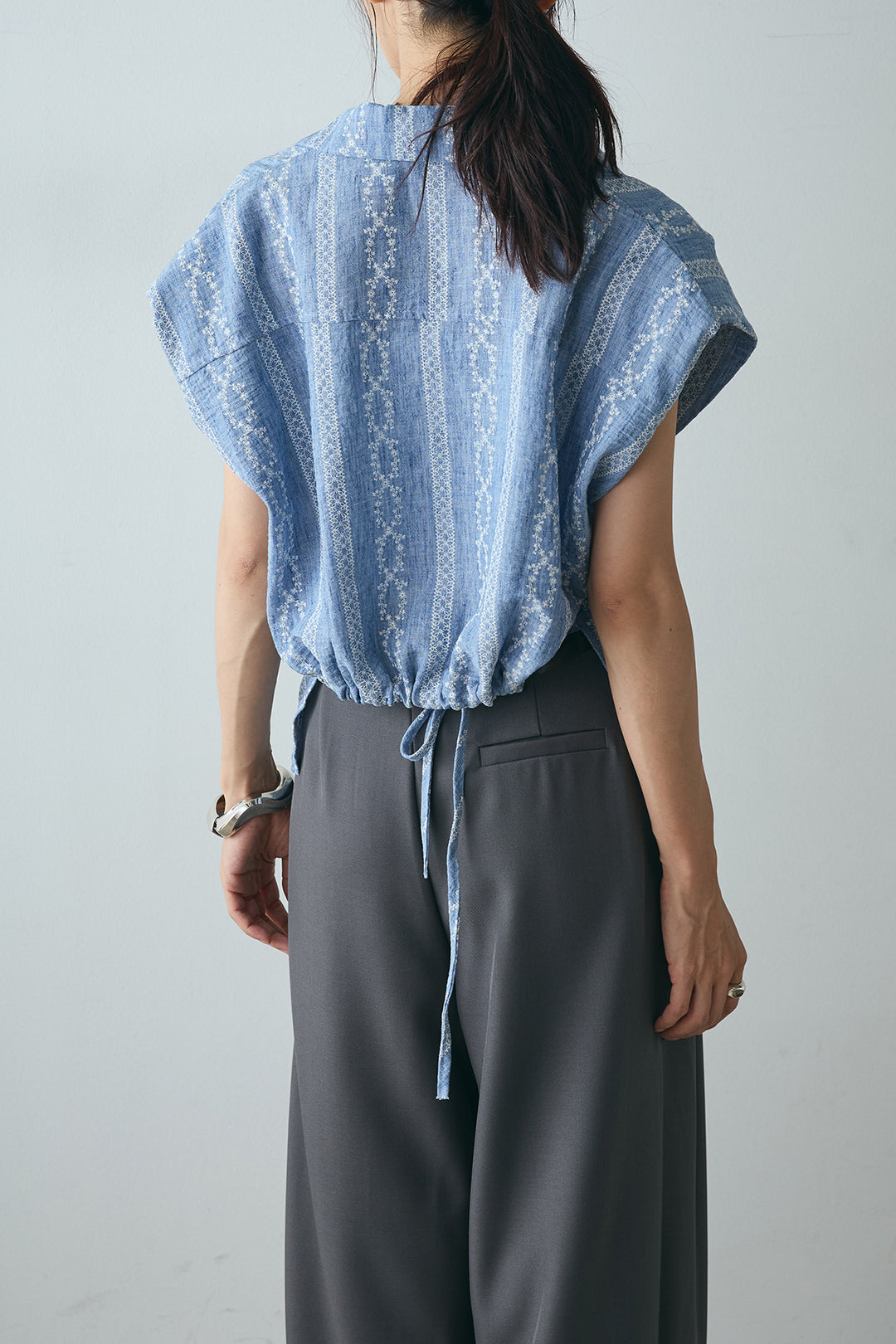 ノースリーブライン刺繍デザインシャツ