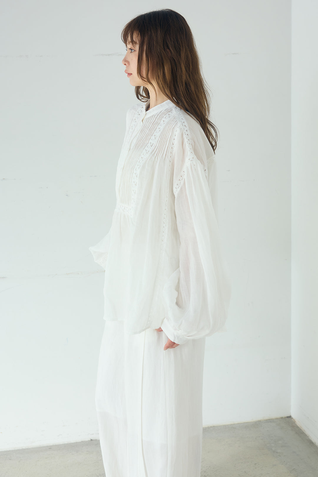 [SET]レース刺繍ラインバンドカラーシャツ+リネンライクピンストライプサイドデザインパンツ(2set)