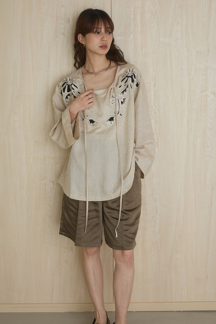 麻混フラワー刺繍柄ブラウス
