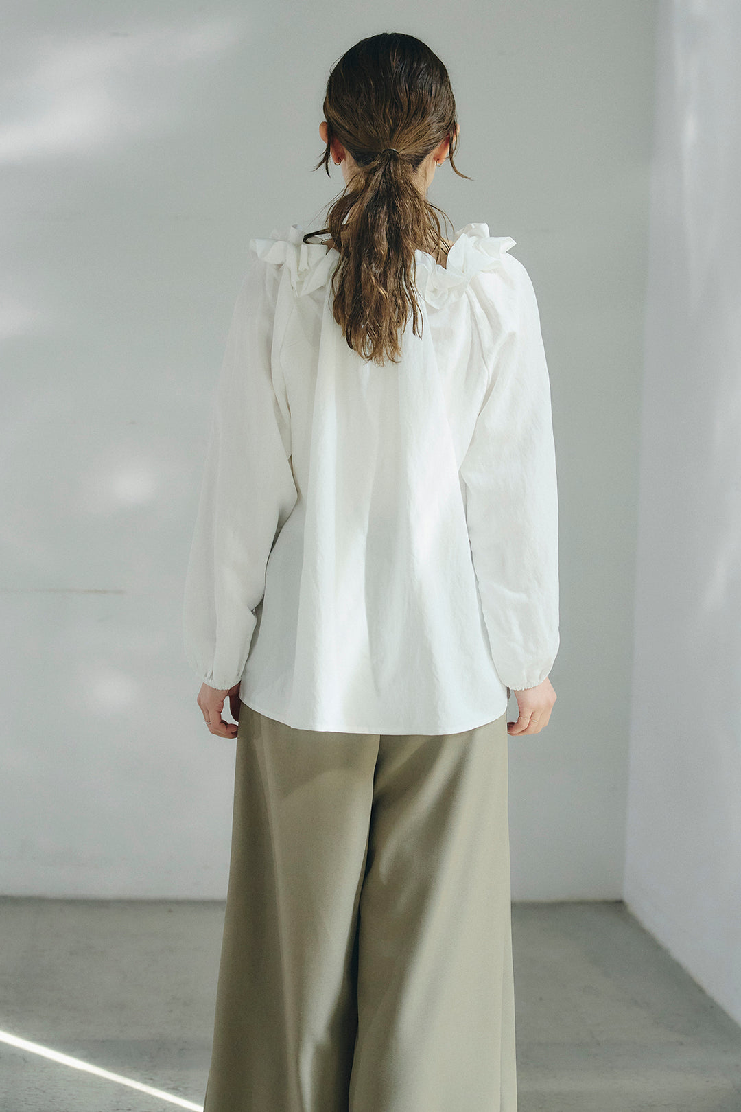 [SET]ネックフリルデザインブラウス+撥水ジョガーパンツ(2set)