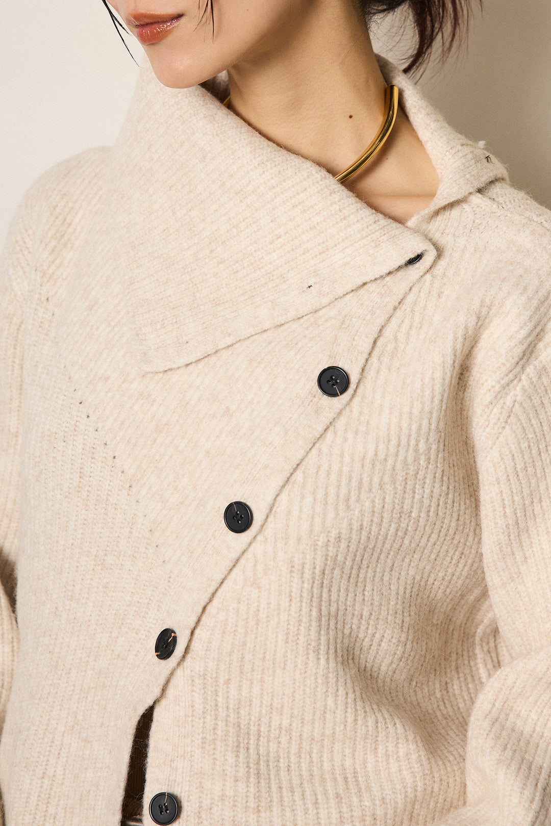 ボタンデザインネックニットプルオーバー