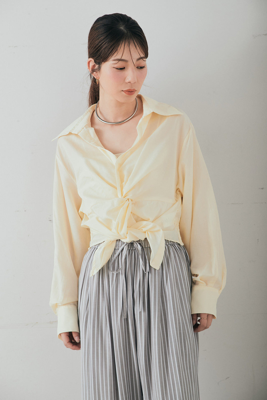 [SET]裾巻きツイストデザインシャツ+ベルト付きサイドタックワイドパンツ(2set)