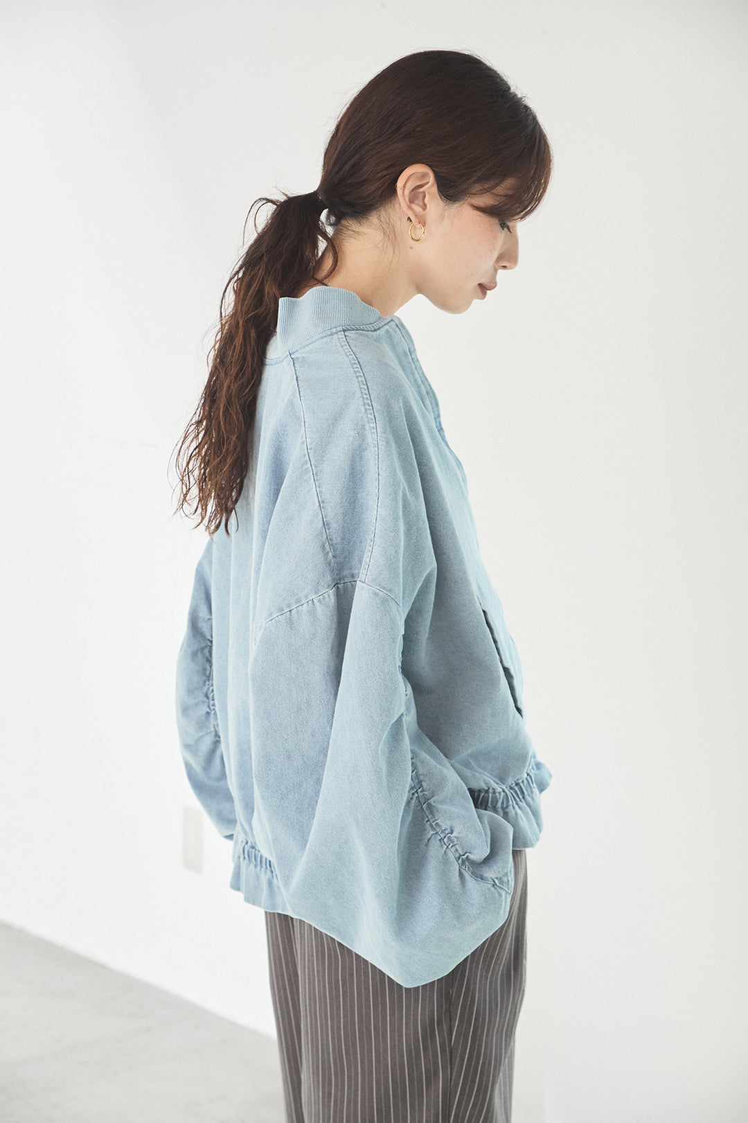 袖シャーリング裾フリルデニムブルゾン