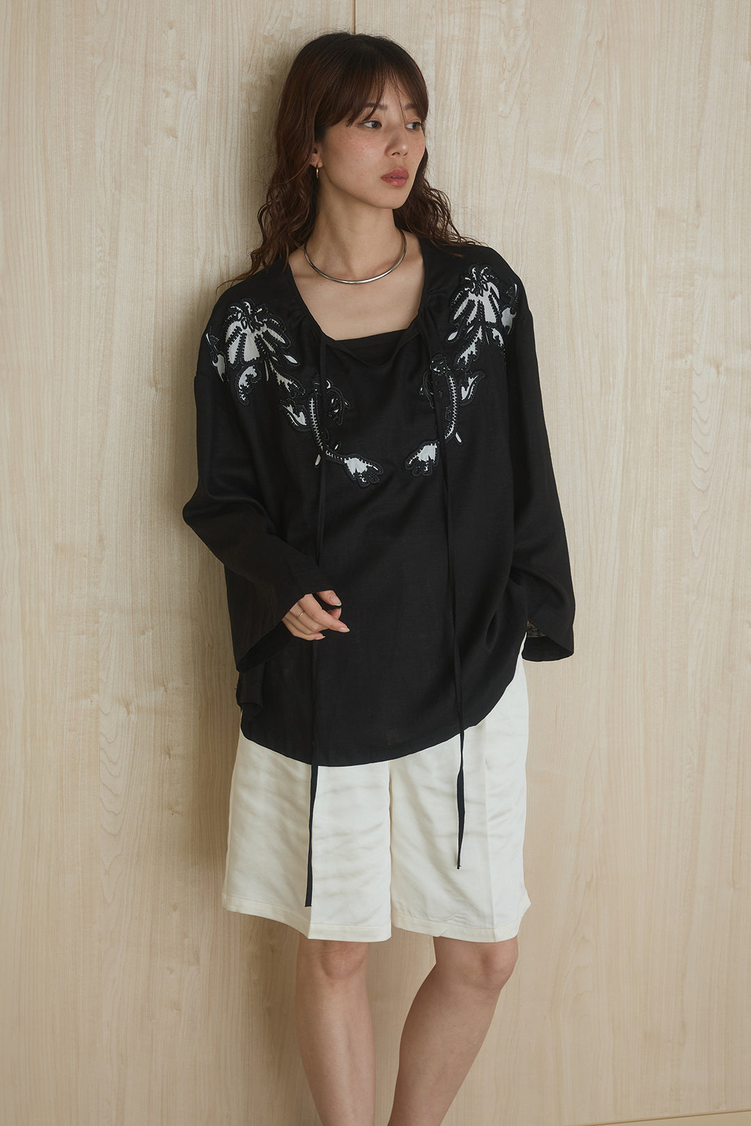 麻混フラワー刺繍柄ブラウス