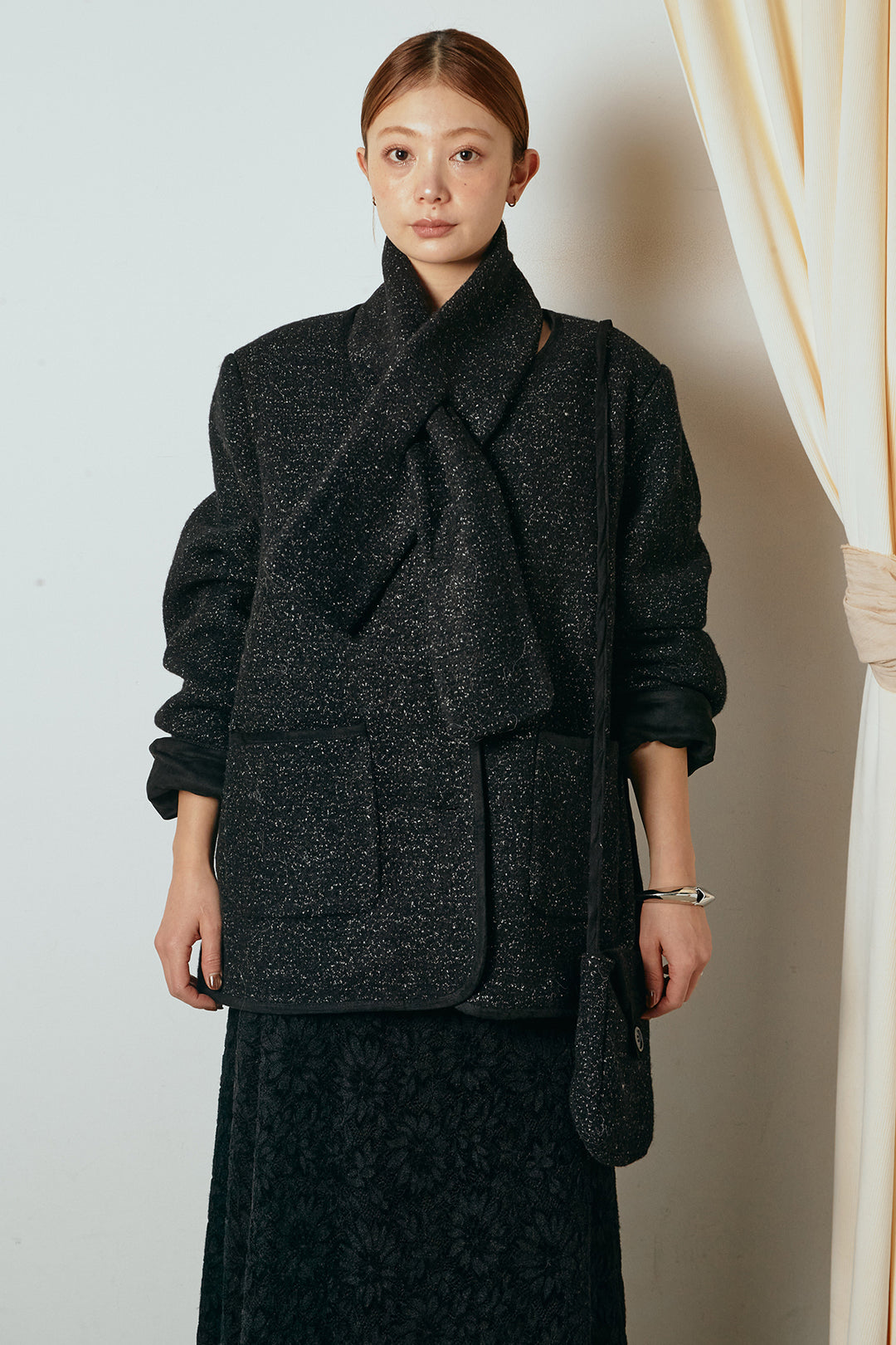 [SET]ノーカラーマフラーバッグ付きアウター+花柄刺繍ベロアフレアスカート(2set)