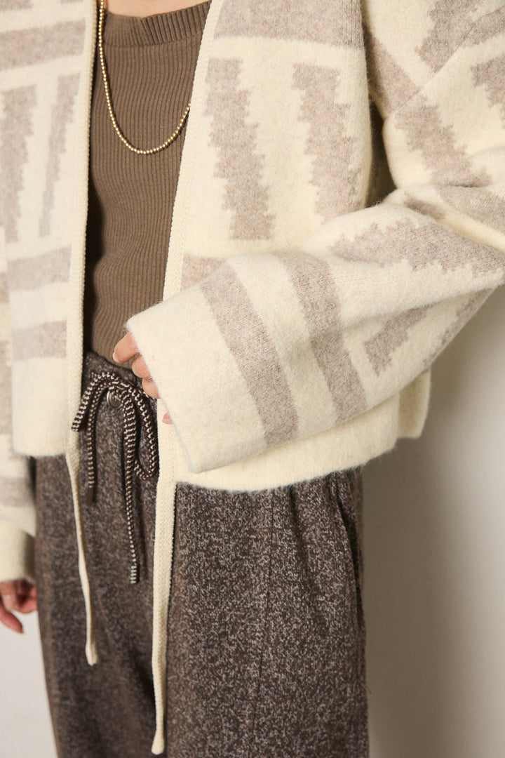 幾何学柄ノーカラーカーディガン