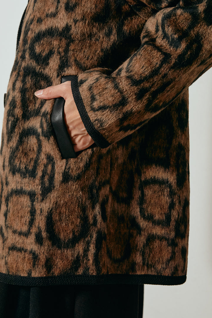 ノーカラーレオパード柄アウター