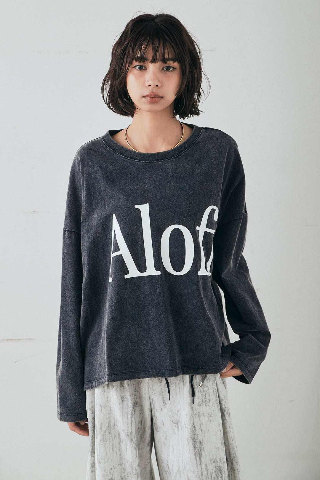 [SET]裾センタードロストロゴプリントワイドTシャツ+紐ベルト付きかすれ柄ワイドスラックス(2set)