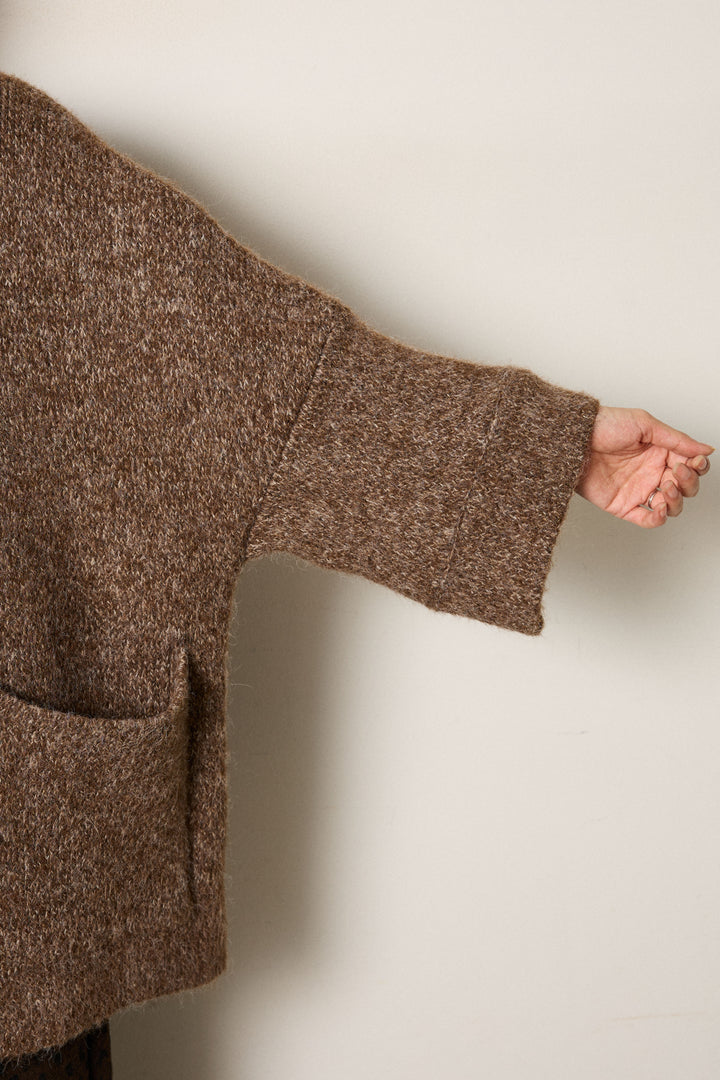 アシンメトリーボタンニットカーディガン