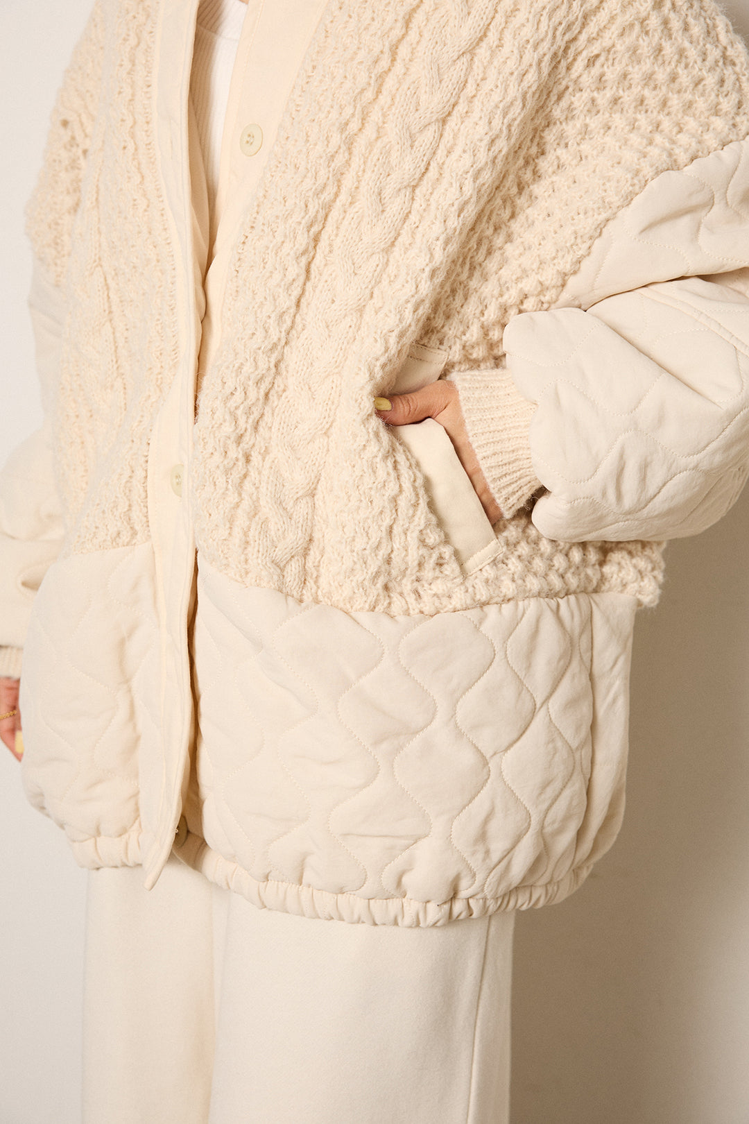 アラン編みニットノーカラー裾キルティングブルゾン