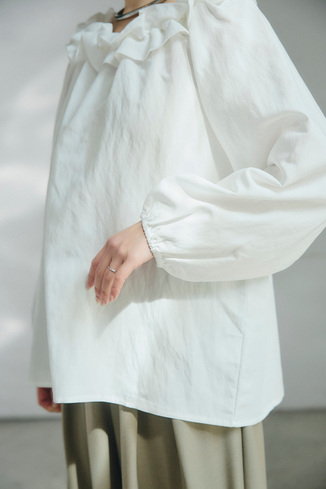 [SET]ネックフリルデザインブラウス+ウエスト裁ち切りデニムワイドパンツ(2set)