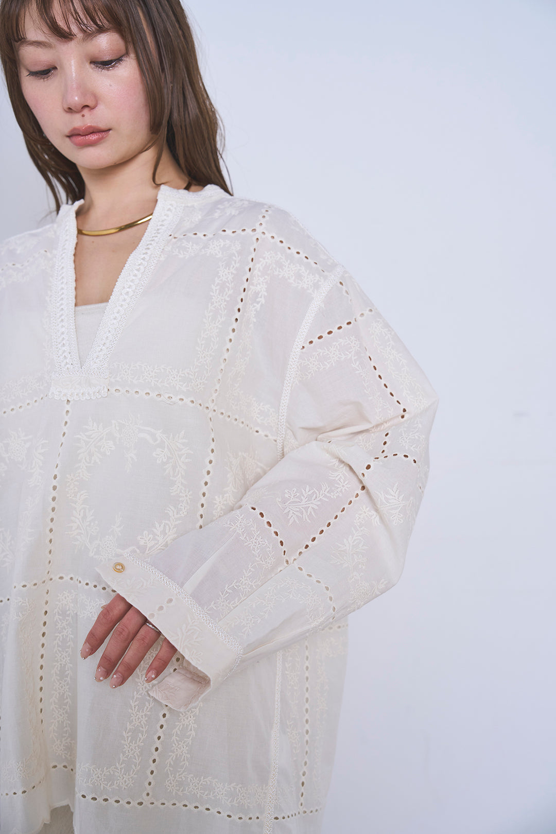 深V刺繍柄ブラウス