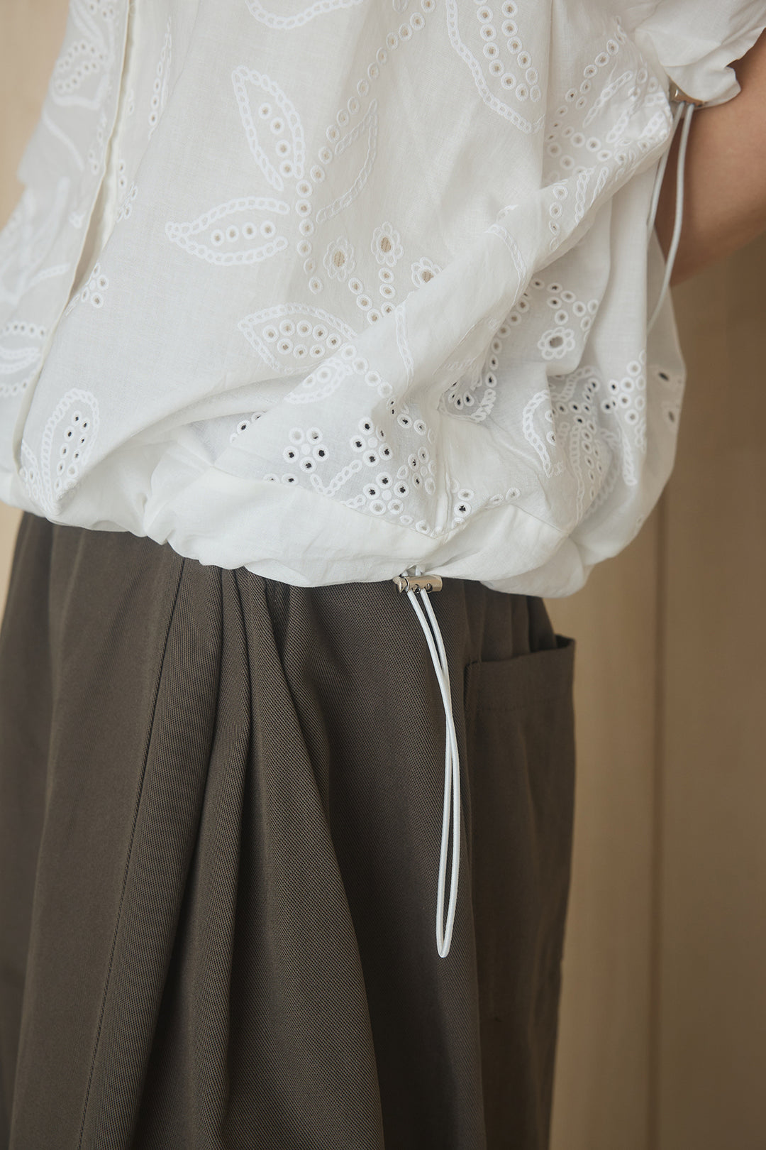 刺繍風プリントブラウス