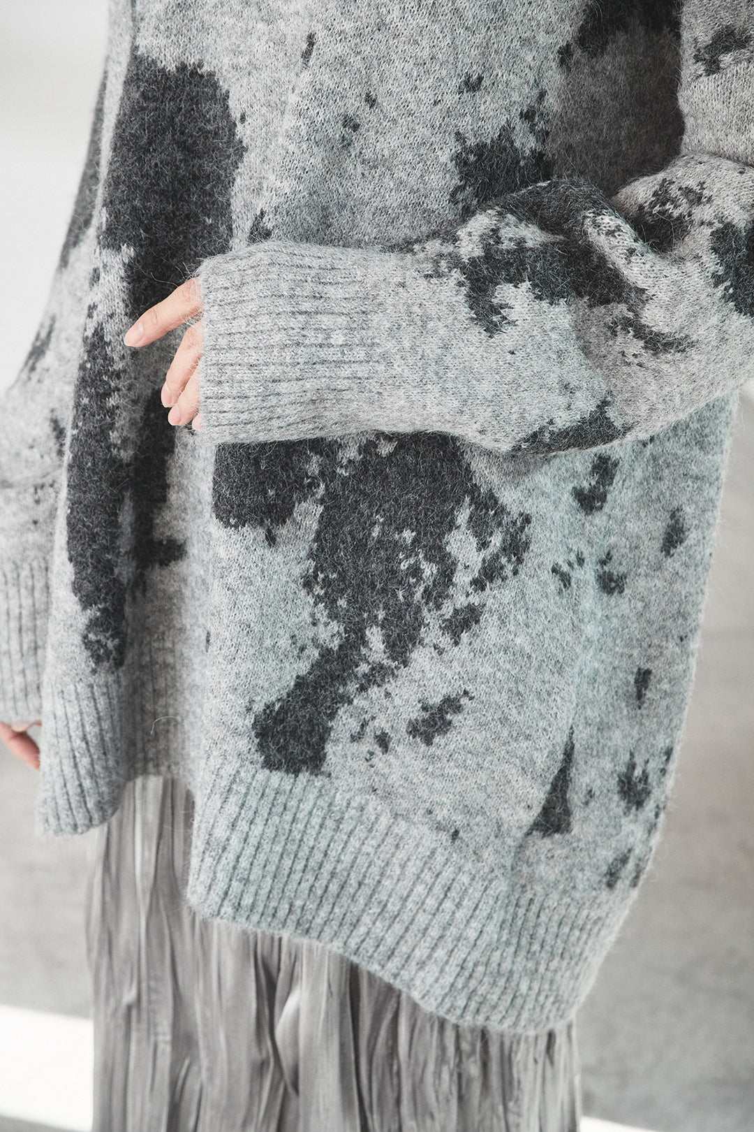 [SET]アブストラクト柄ニットプルオーバー+ベロアロングプリーツスカート(2set)