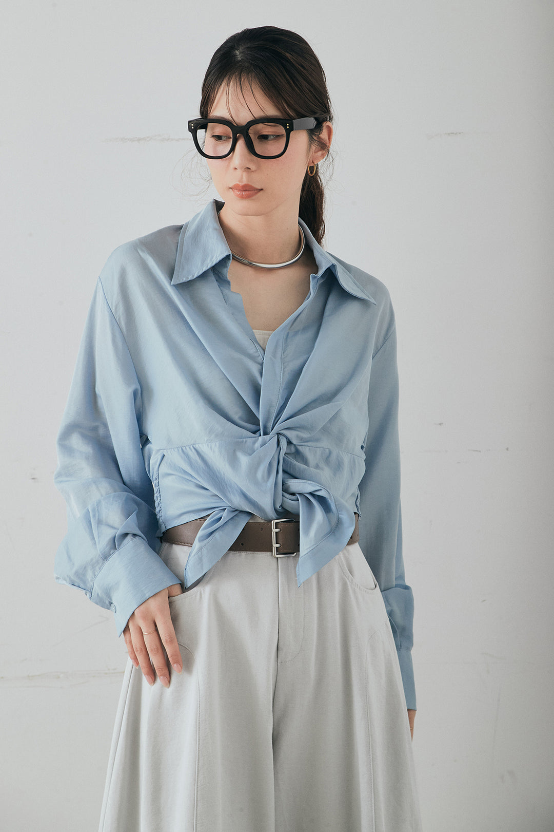 [SET]裾巻きツイストデザインシャツ+ベルト付きサイドタックワイドパンツ(2set)