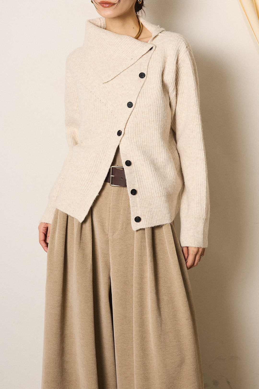 ボタンデザインネックニットプルオーバー