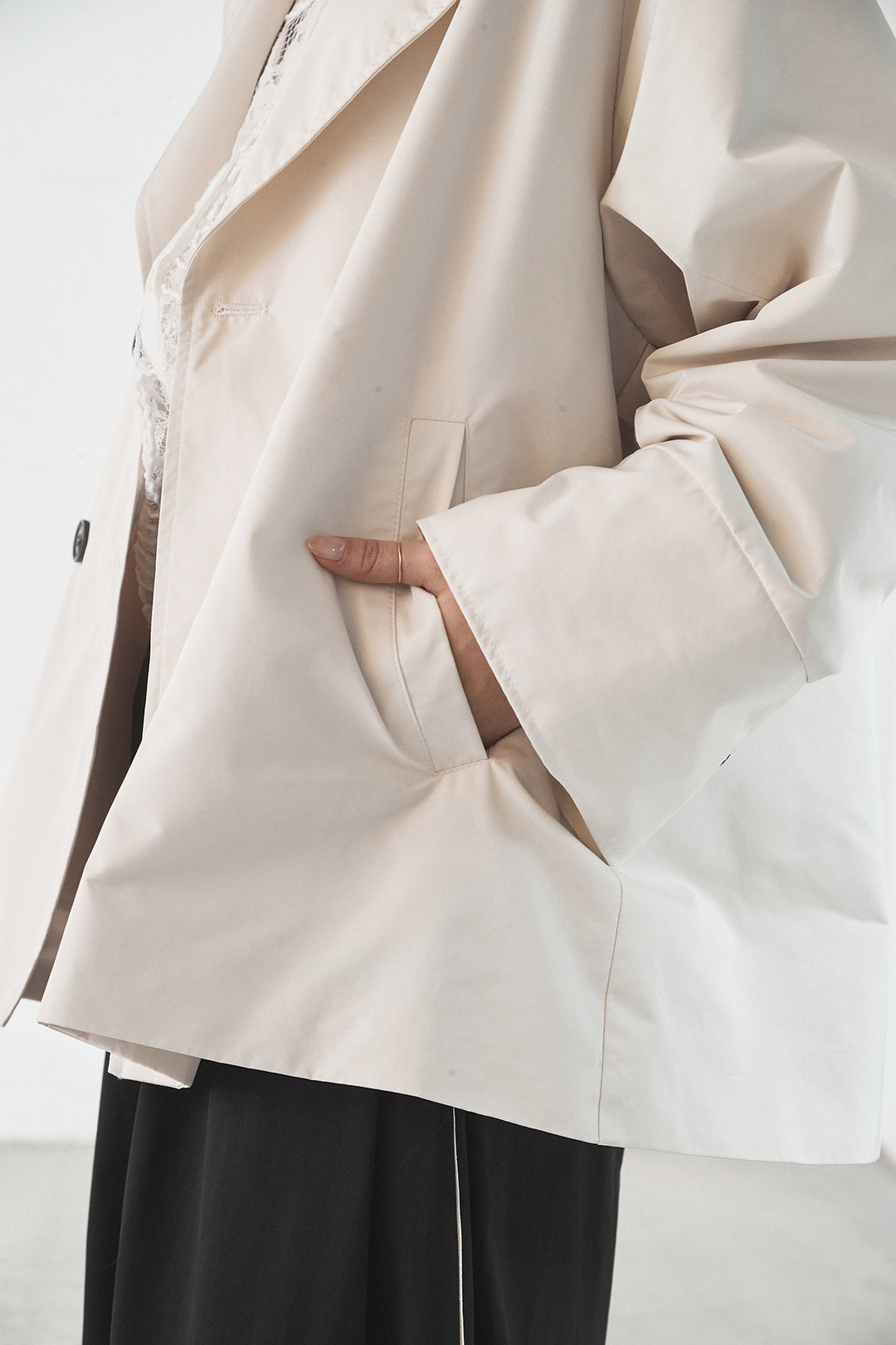 [SET]ナイロントレンチコート+合繊ツイルパイピングタックカーブパンツ+刺繍レースオーバーサイズシャツ(3set)