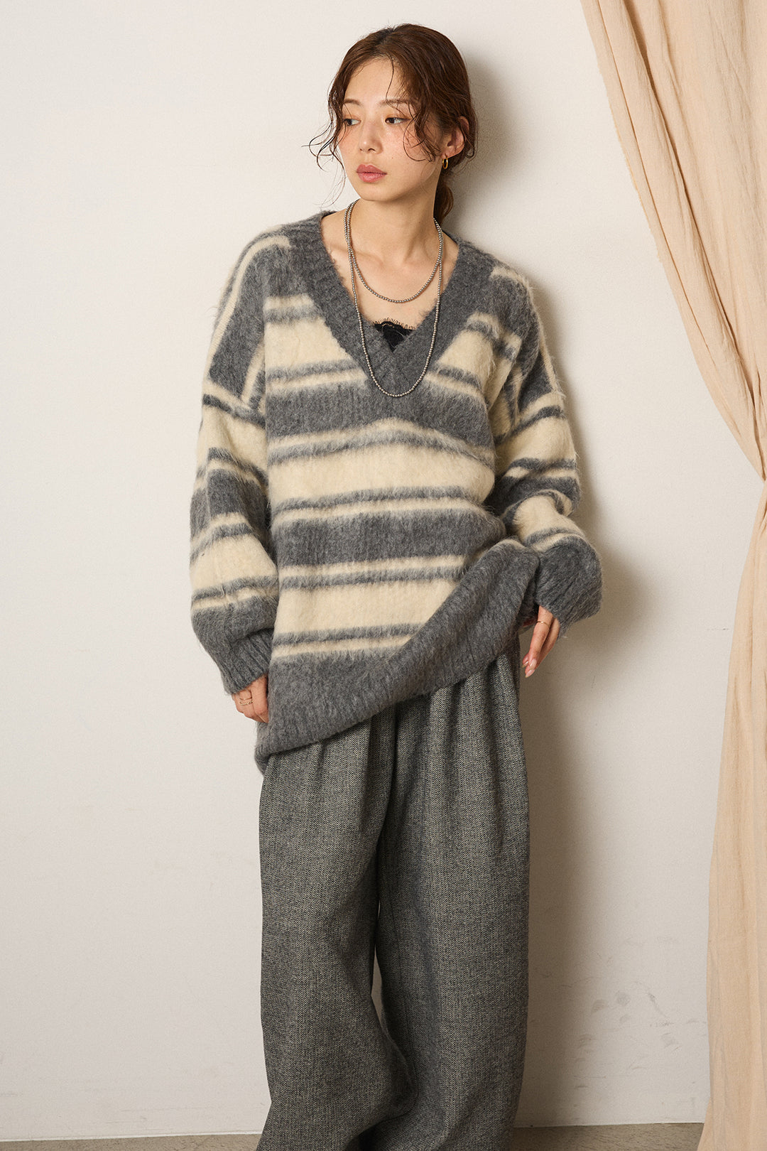 [SET]ルーズVネックボーダーニットトップス+レースドッキングサテンキャミソール(2set)