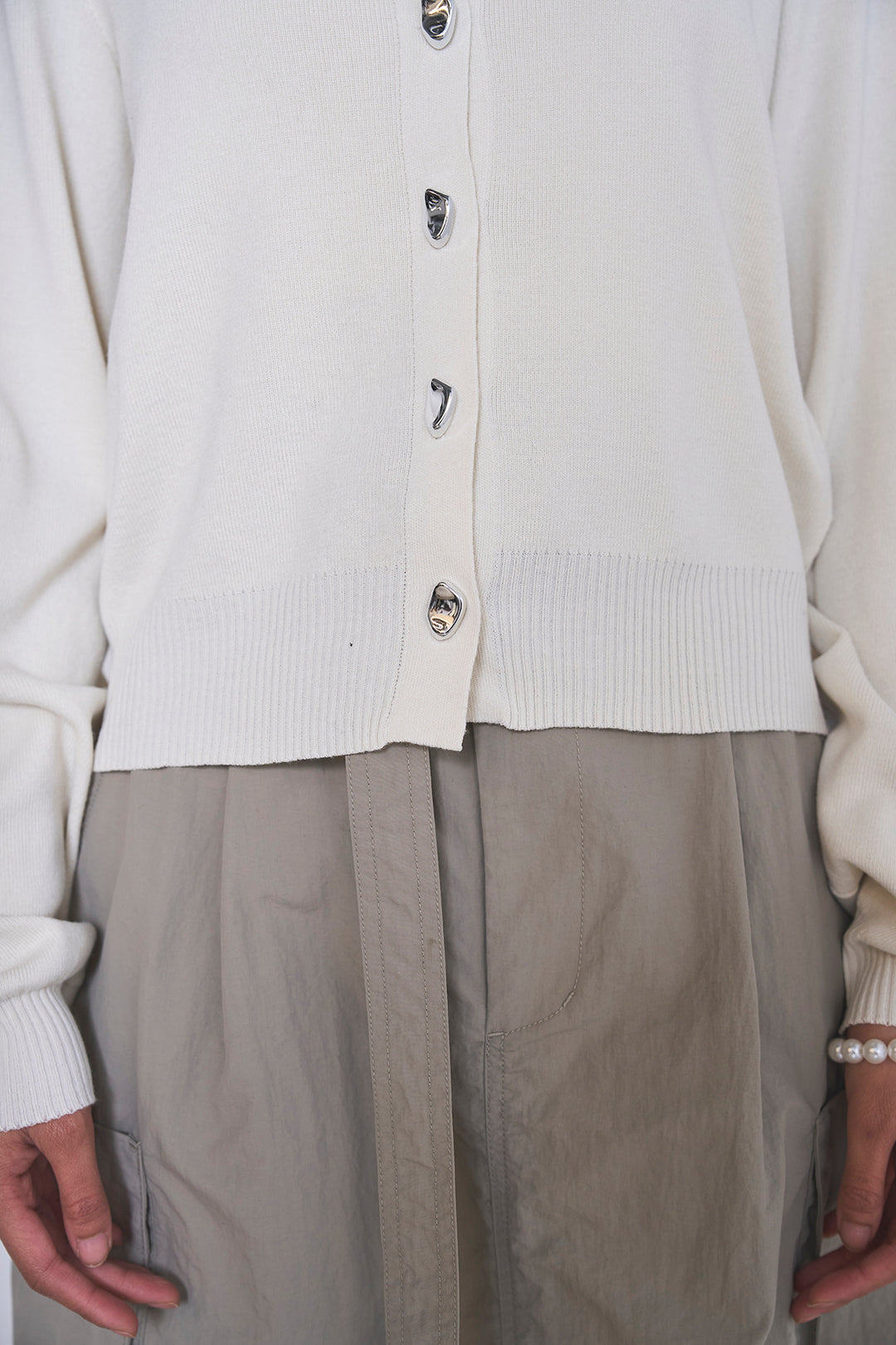 [SET]リサイクルポリニュアンス釦カーデ+ベルトループデザインハイウエストタックパンツ(2set)