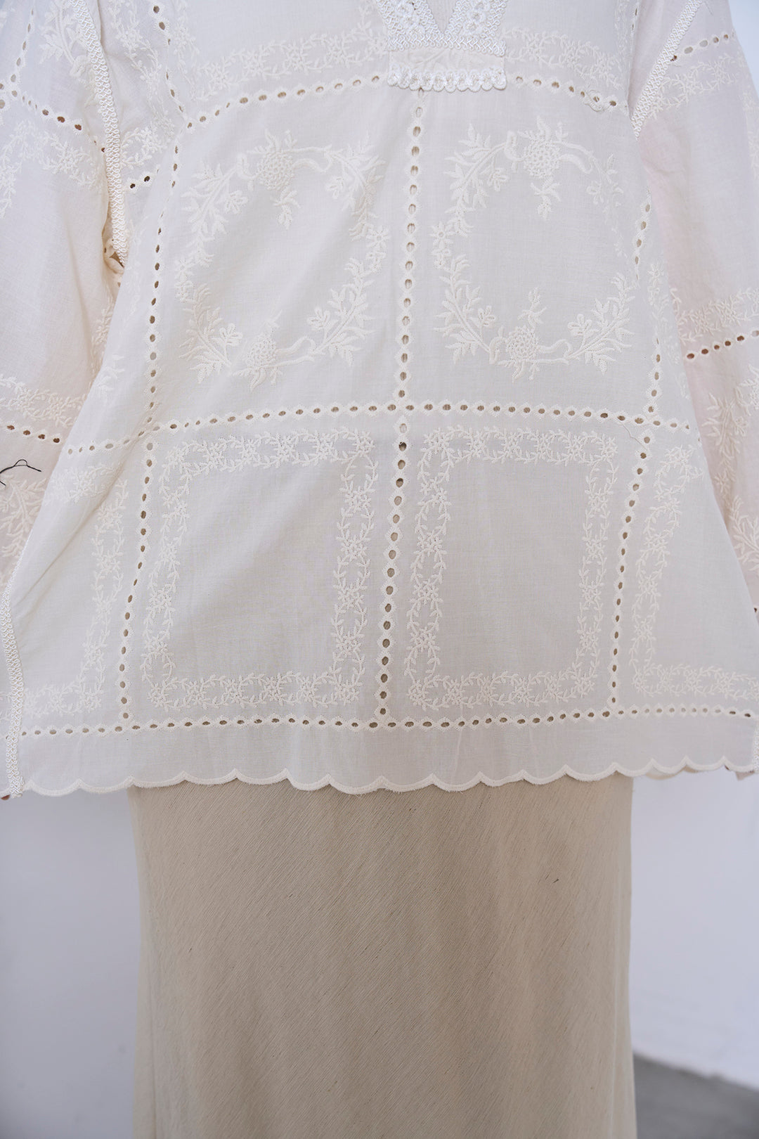 深V刺繍柄ブラウス