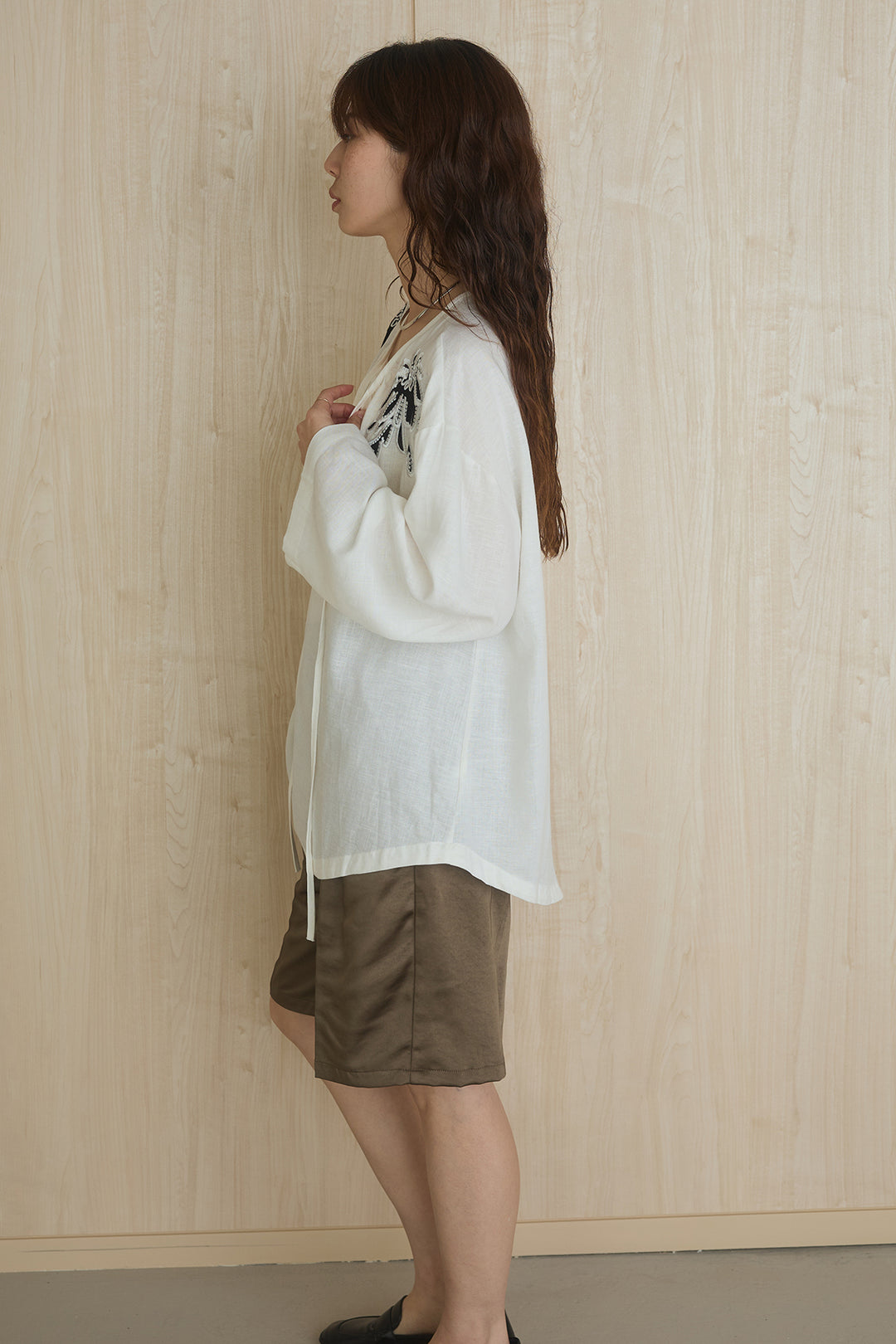 麻混フラワー刺繍柄ブラウス