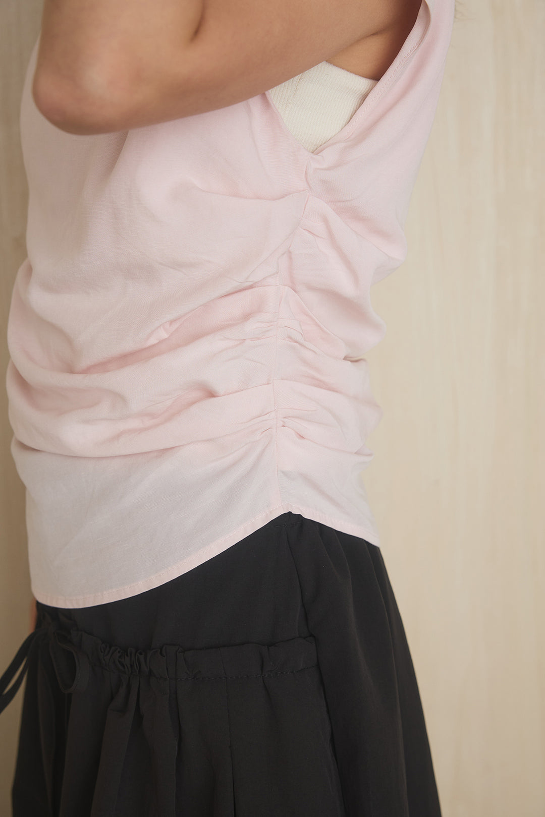 [SET]ノースリーブアシンメトリートップス+ニーサイドタックボリュームカーブパンツ(2set)