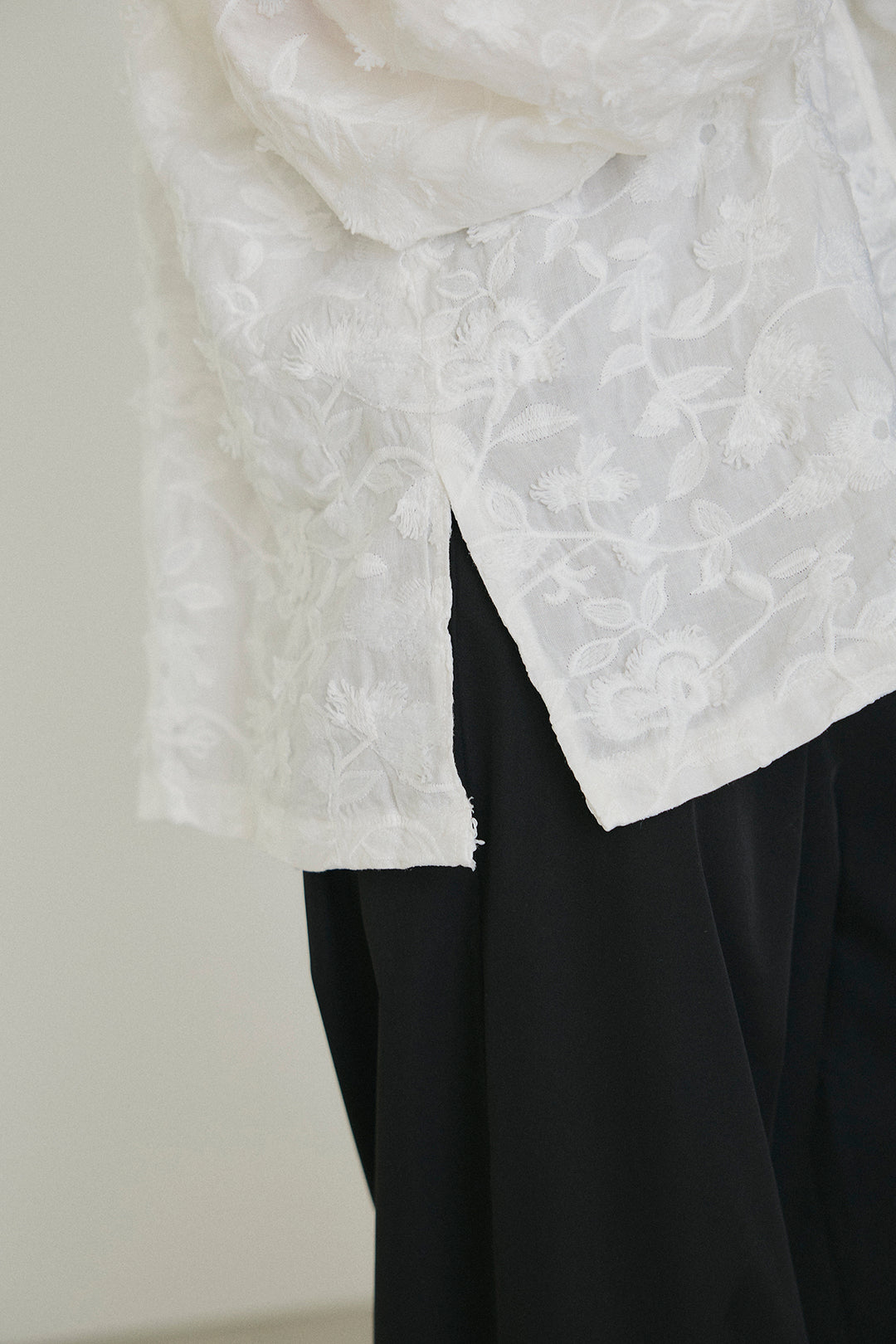 麻混総レース刺繍ボタンブラウス