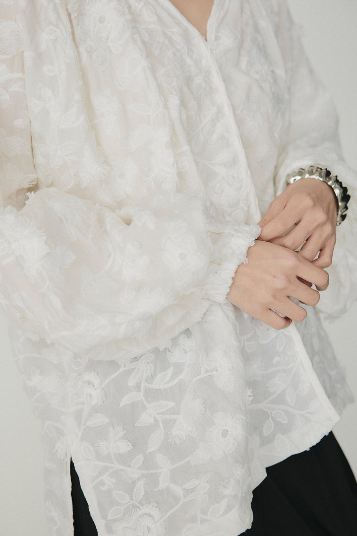 麻混総レース刺繍ボタンブラウス