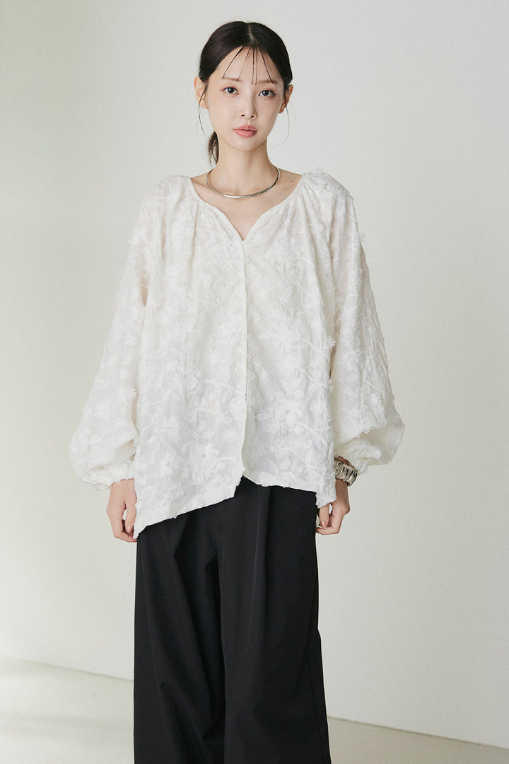 麻混総レース刺繍ボタンブラウス