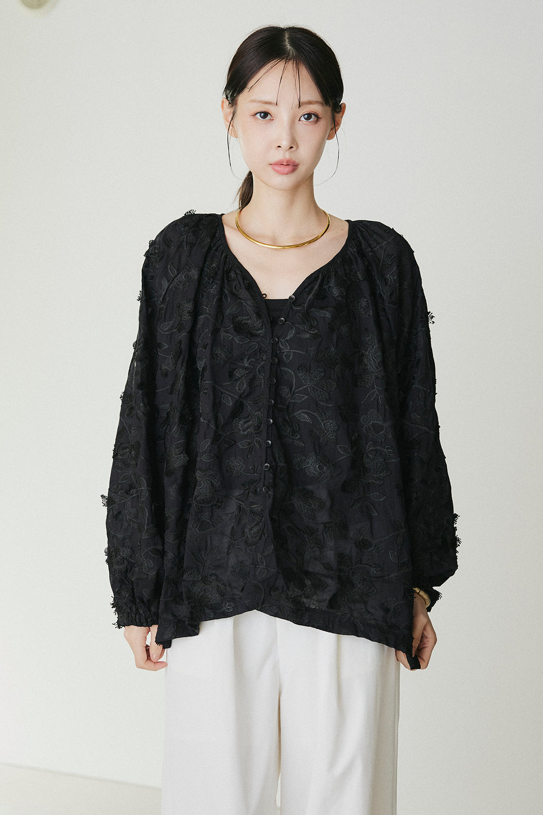 麻混総レース刺繍ボタンブラウス