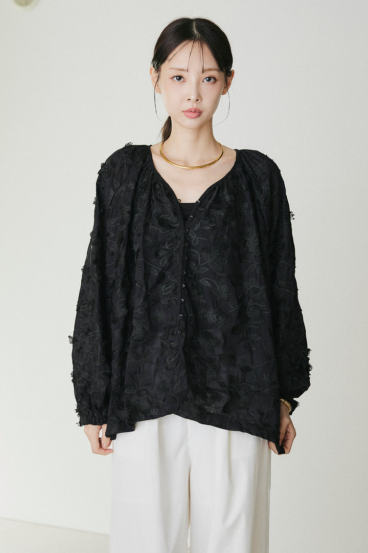 麻混総レース刺繍ボタンブラウス