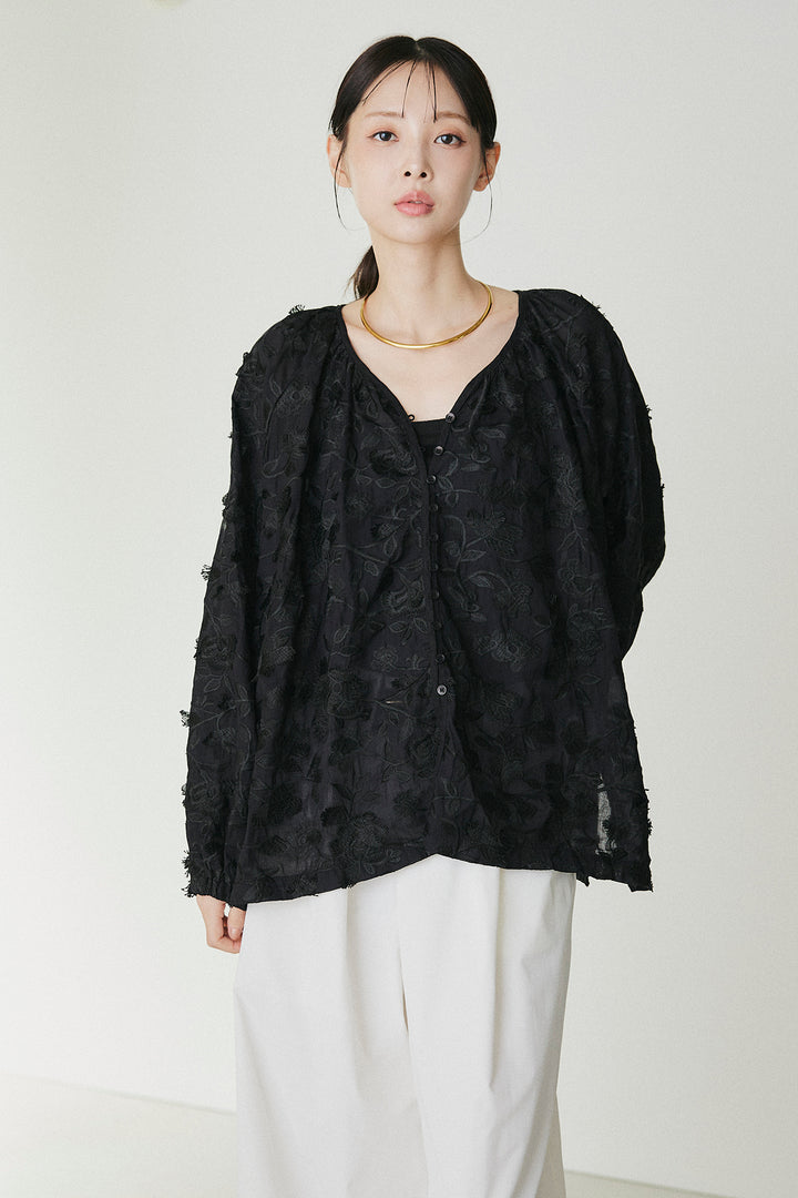 麻混総レース刺繍ボタンブラウス