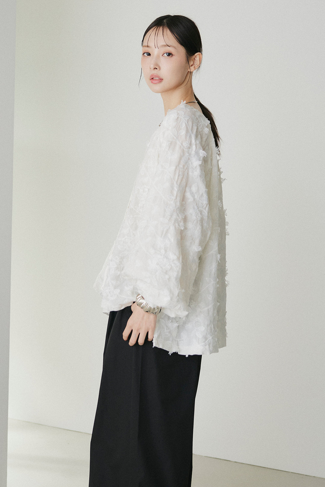 麻混総レース刺繍ボタンブラウス