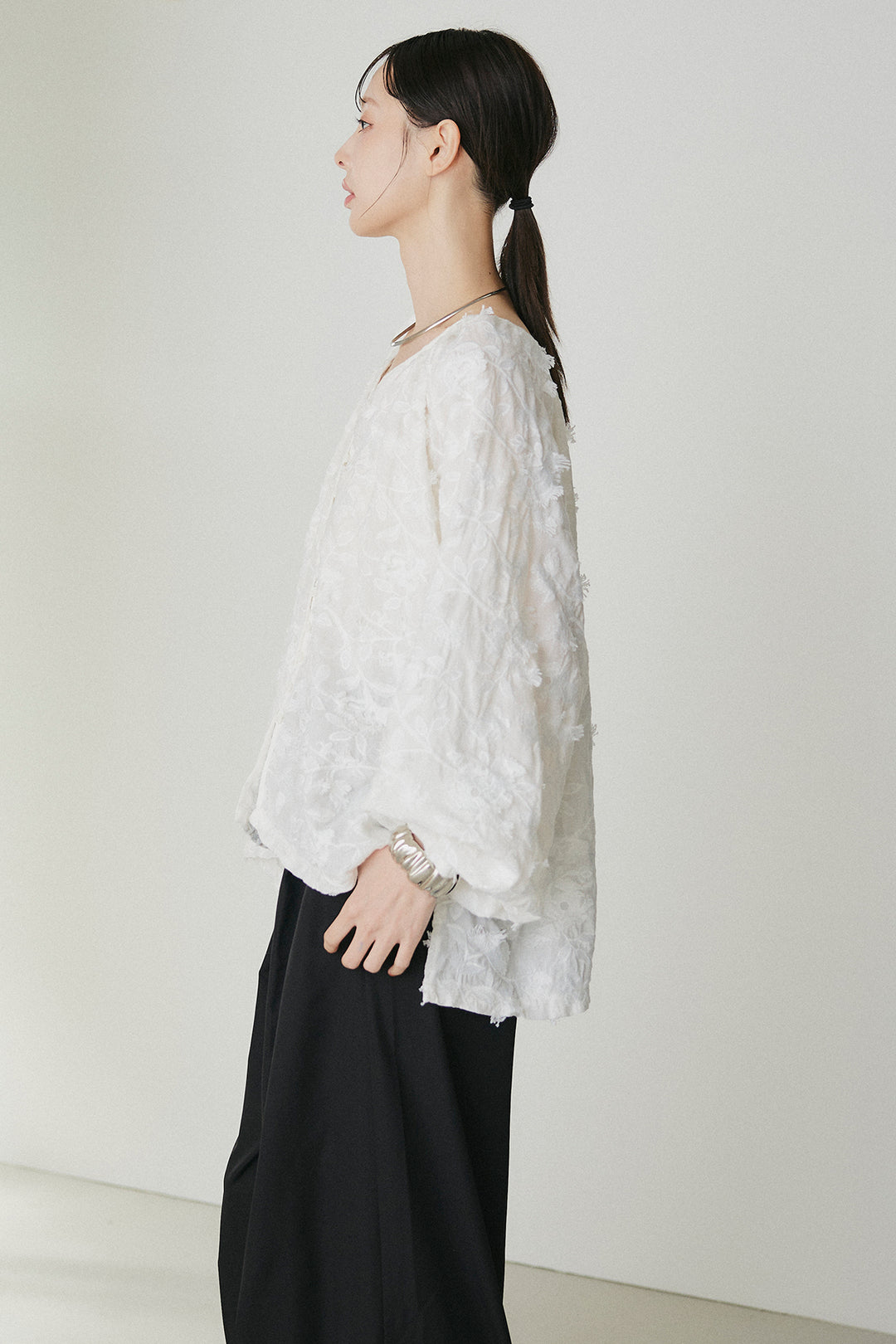 麻混総レース刺繍ボタンブラウス