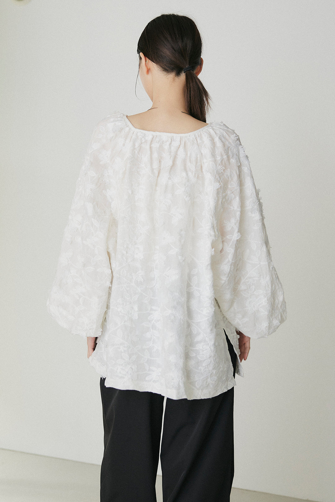 麻混総レース刺繍ボタンブラウス