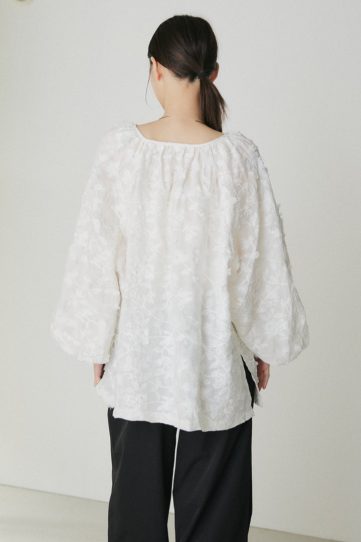 麻混総レース刺繍ボタンブラウス