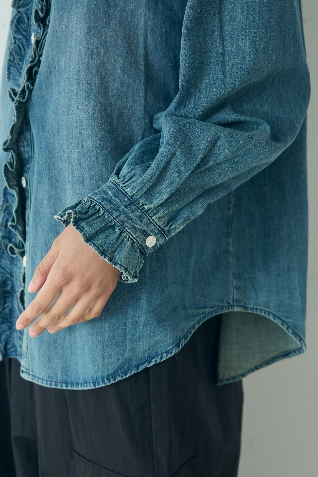 Vネックデニムフリルトップス