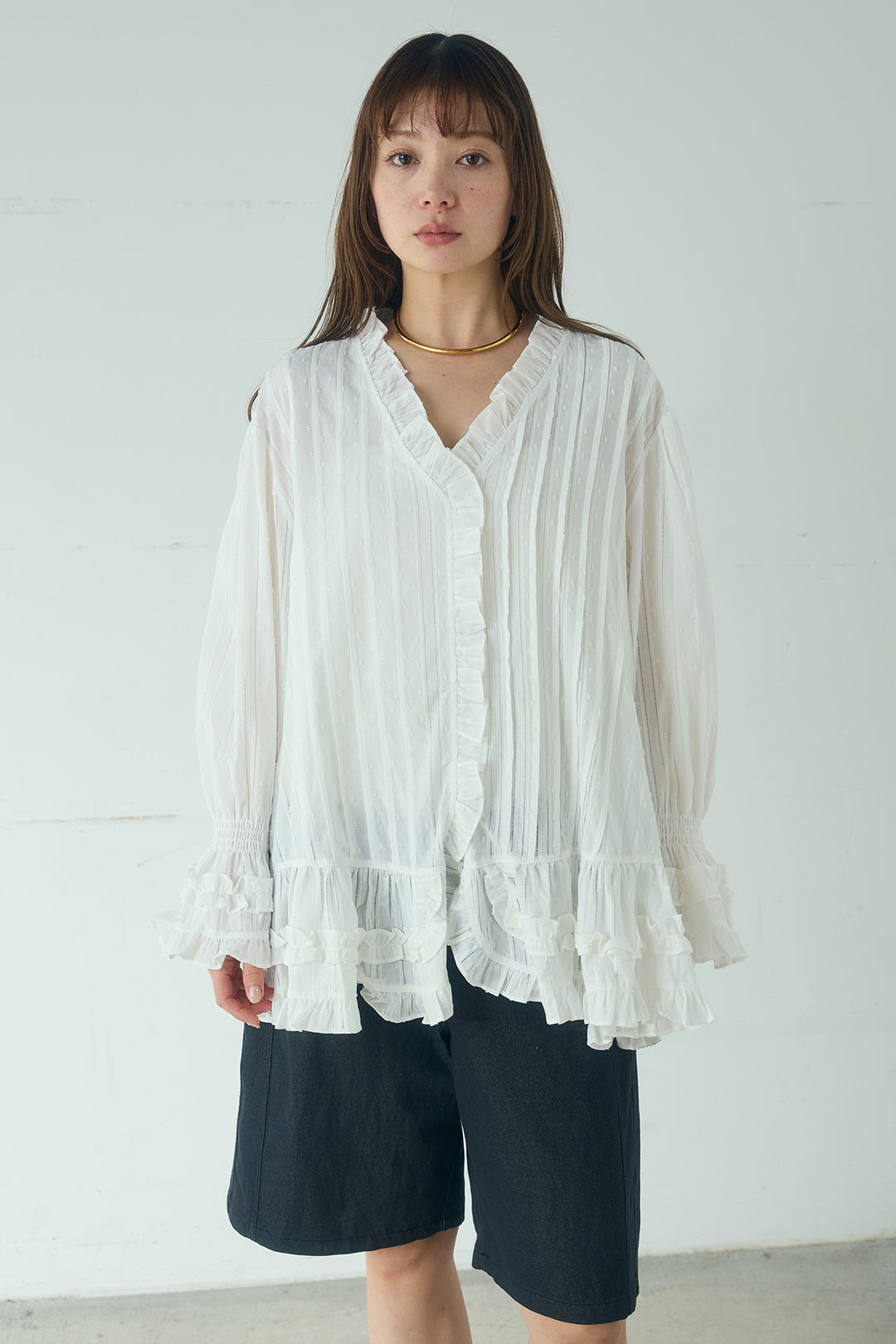 Vネックランダムフリルブラウス