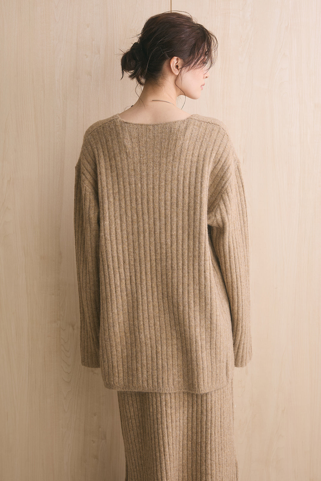 あぜ編みVネックリラックスニット