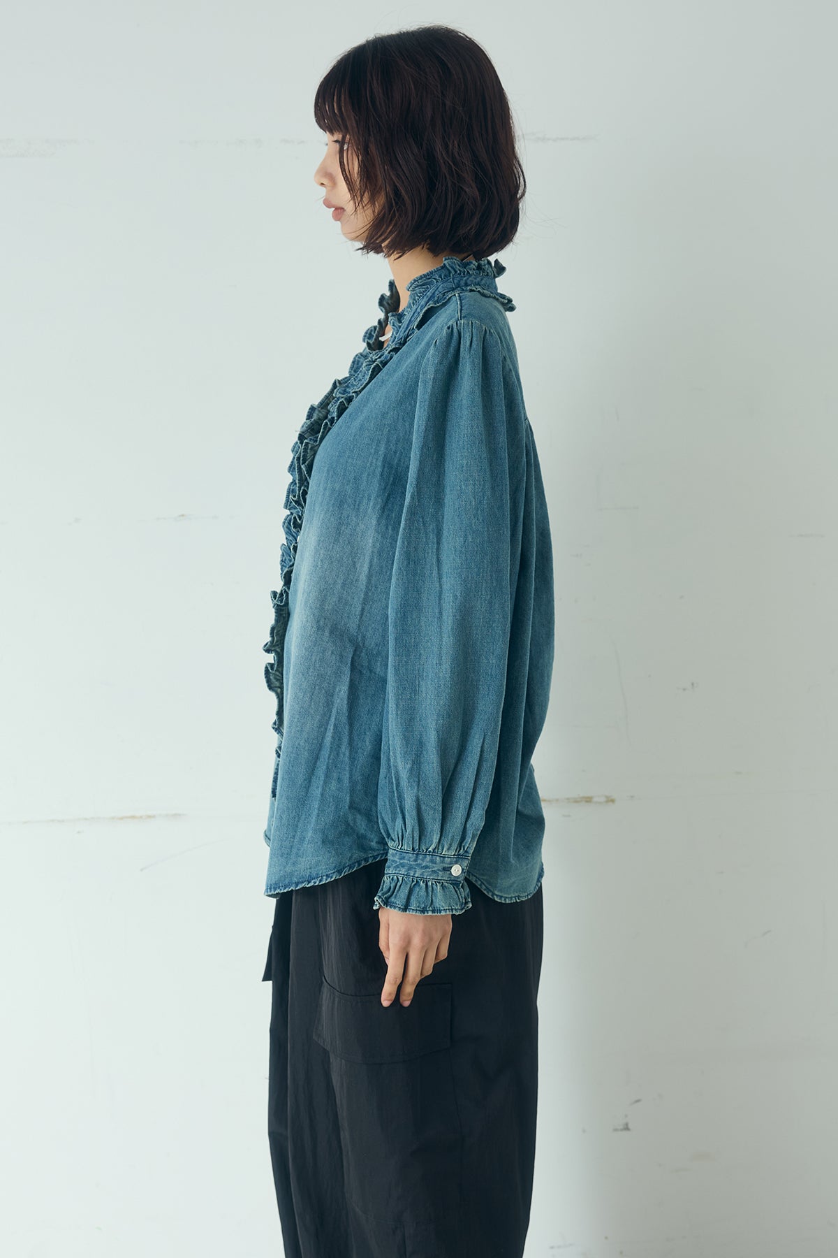 即納】Vネックデニムフリルトップス – ESICA