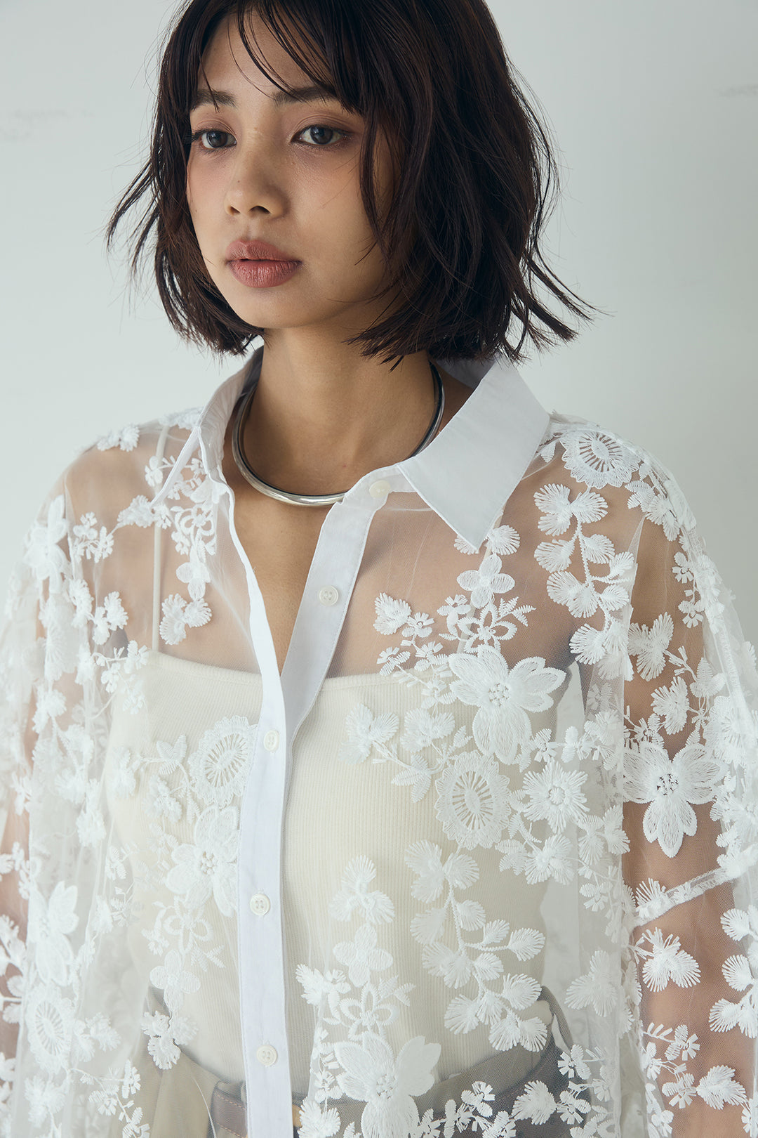 立体フラワー刺繍レースシャツ