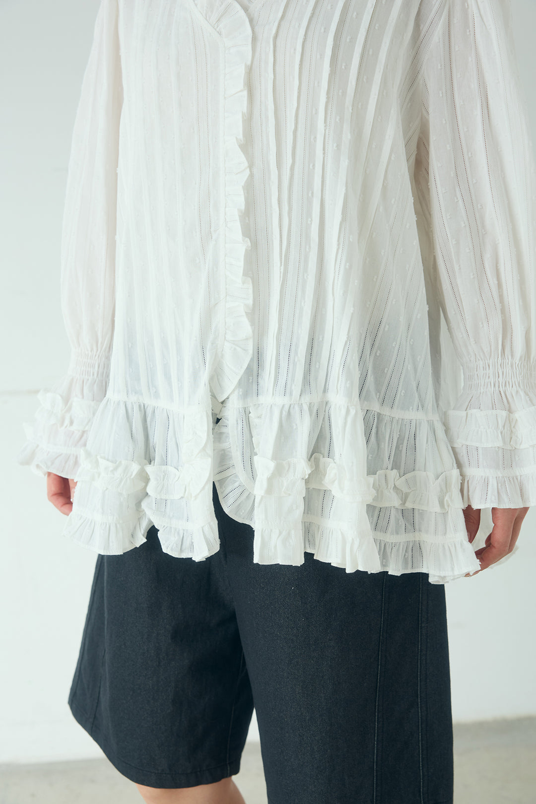 Vネックランダムフリルブラウス