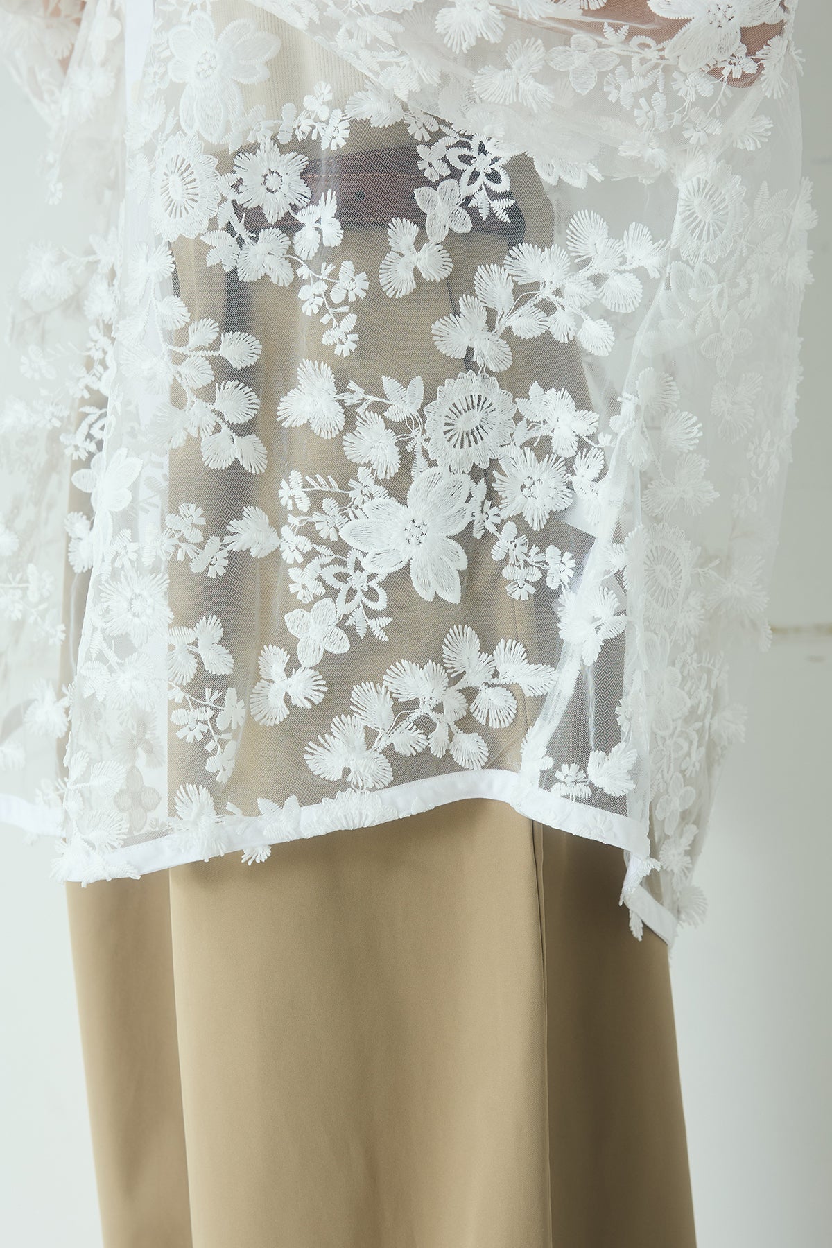 イエナ　シアー　ブラウス　花　立体　3D 刺繍　ホワイト 即納】立体フラワー刺繍レースシャツ – ESICA
