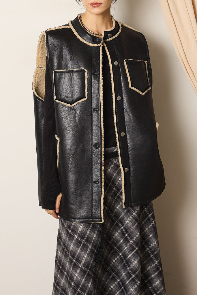 姫です。ブラックムートンベスト フード付き ブラックムートンベスト フード付き