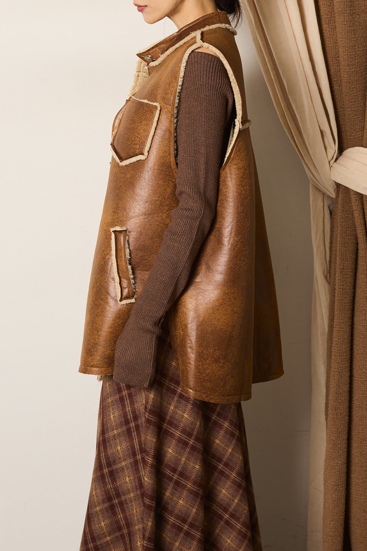 フェイクレザームートンベスト – ESICA