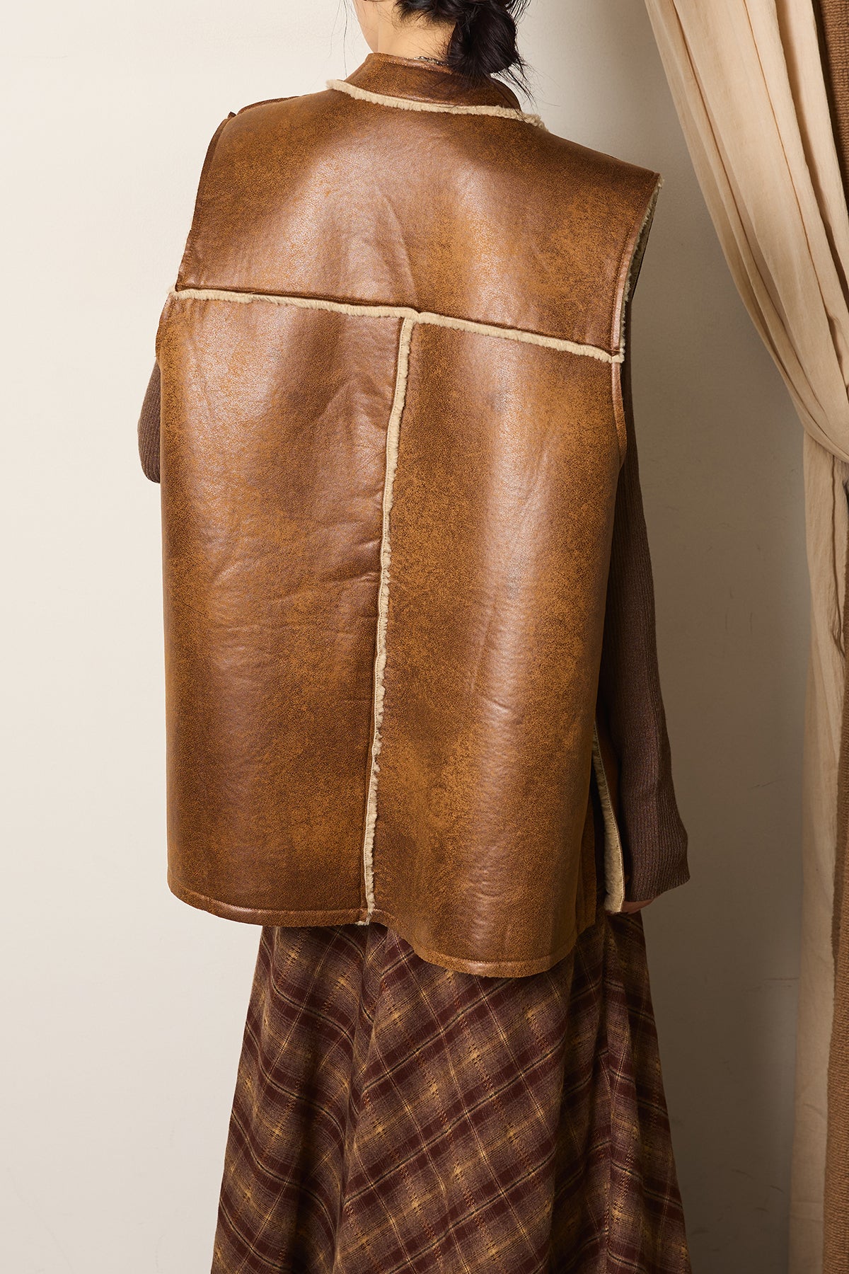 即納】フェイクレザームートンベスト – ESICA