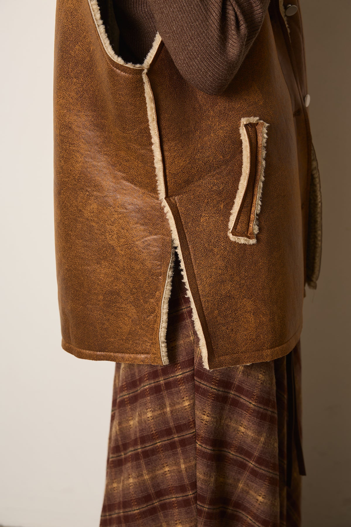 即納】フェイクレザームートンベスト – ESICA