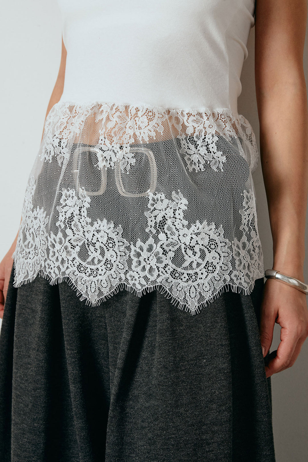 [SET]フロントロゴスウェットプルオーバー+カップ付きレースドッキングキャミソール(2set)