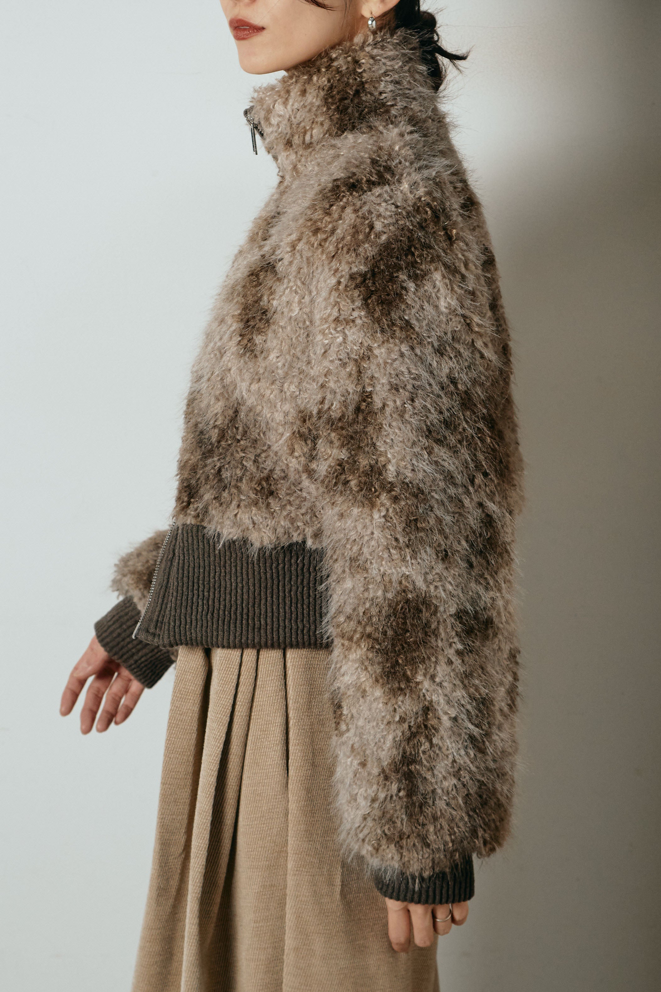 即納】エコファースタンドカラーニュアンス柄ブルゾン – ESICA