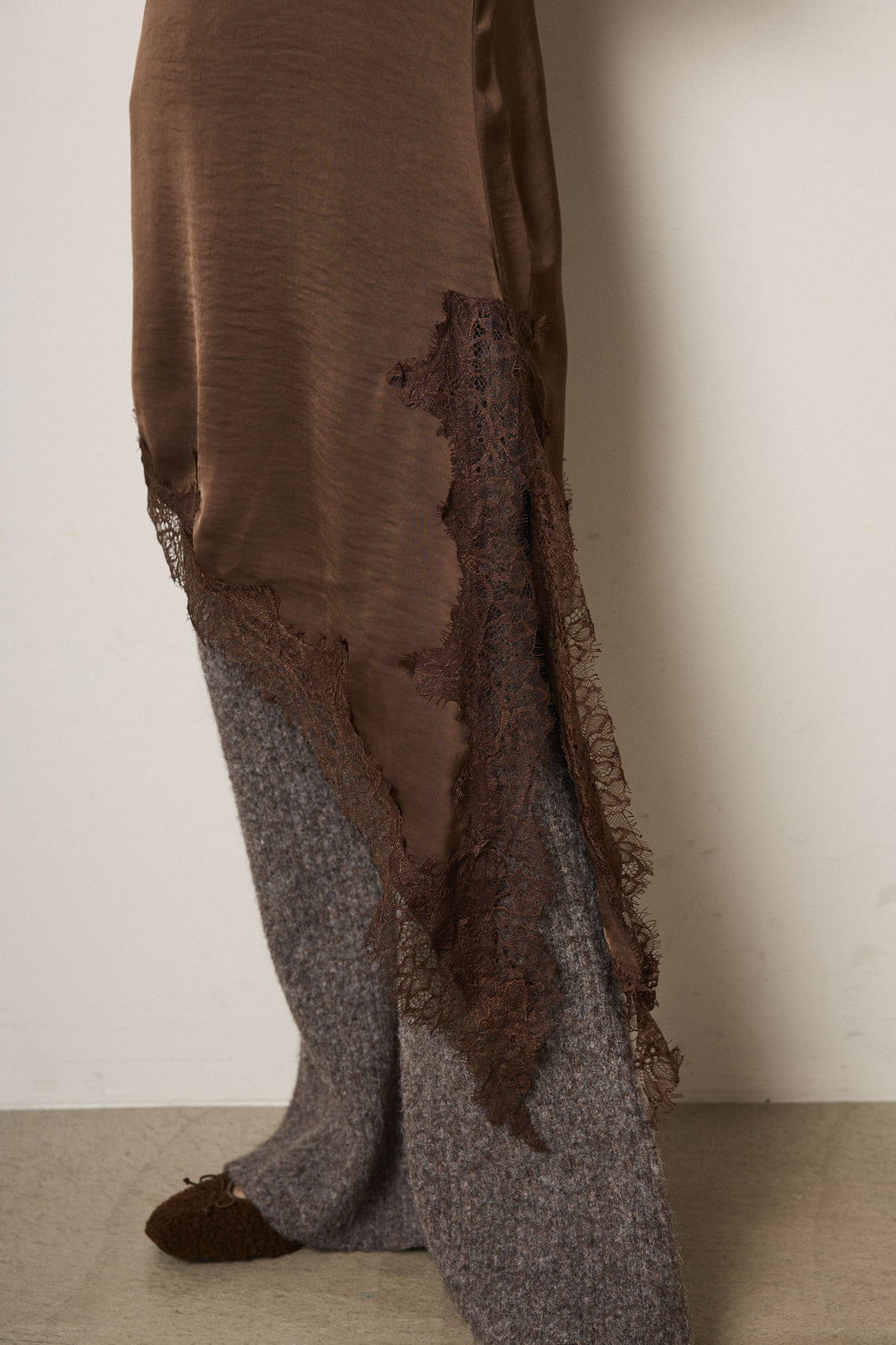 [SET]ルーズVネックボーダーニットトップス+レースドッキングサテンキャミソール+杢ニットリブフレアパンツ(3set)